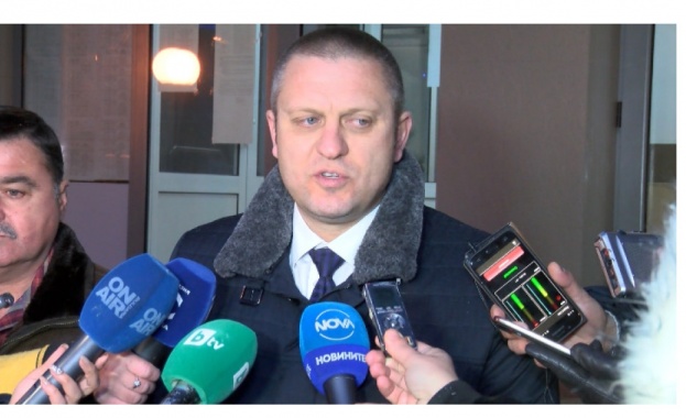 Полицията задържа общо петима души след инцидентите на мача между