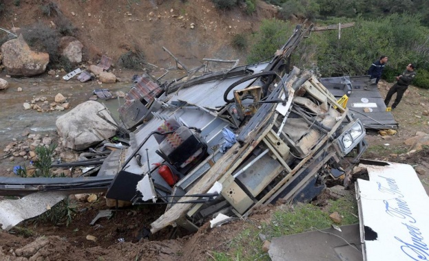 26 са загиналите при катастрофата на туристически автобус в Тунис,