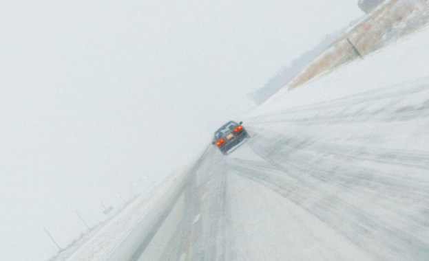 Зимна обстановка в голяма част от страната През цялата нощ
