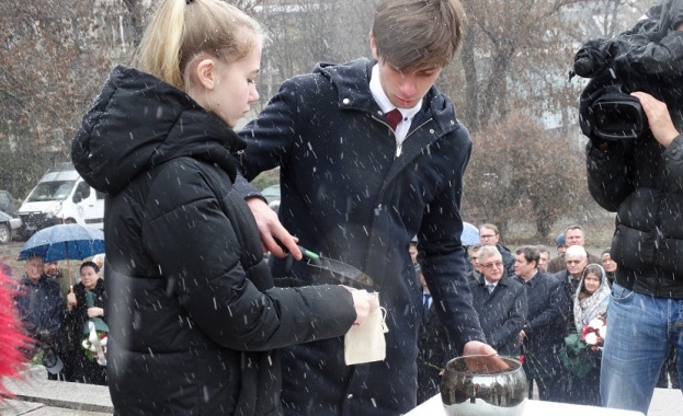 Церемония по символично вземане шепа пръст близо до Паметника костница на