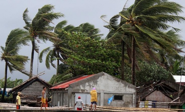 Тайфунът Камури удари сушата в централните Филипини, в южния край