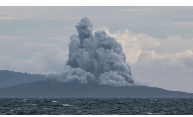 Изригването на вулкана Анак Кракатау през 2018 г е предизвикало