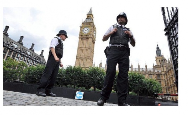 Британската полиция издирва 51 годишен мъж след убийството на 12 годишно момче