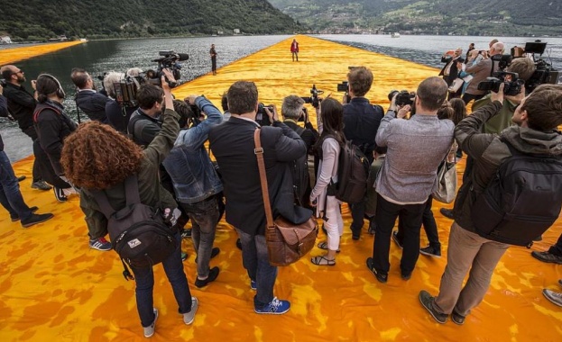 Да ходиш по вода разказва за световноизвестния артист Кристо и