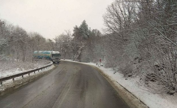 Обилен снеговалеж наложи ограничения в движението по пътя Благоевград-Банско. Проходът