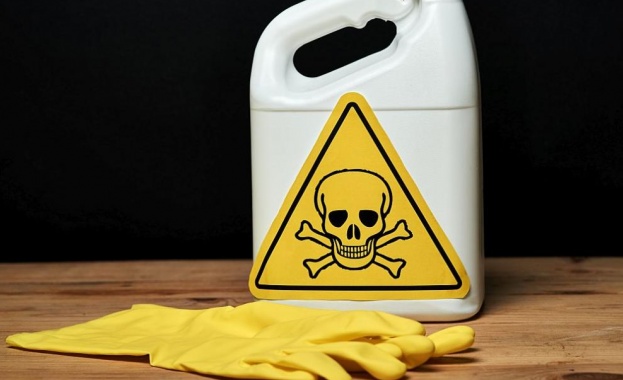 Американската полиция задържа млад мъж след като залял майката на