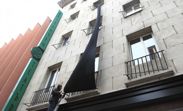 В знак на траур по повод кончината на Стоянка Мутафова