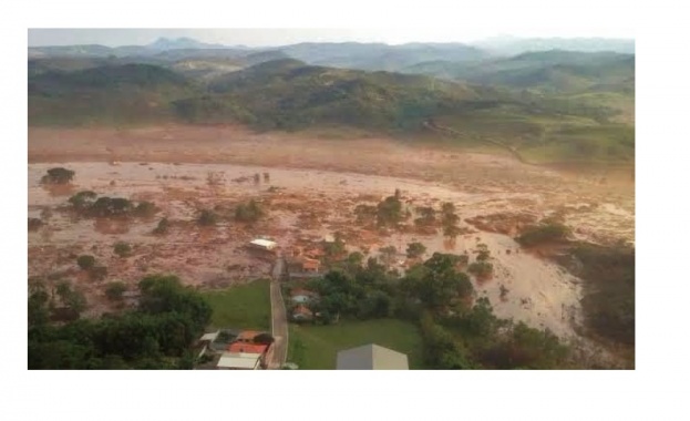 Срутване на земна маса заради проливни дъждове блокира стотици туристи