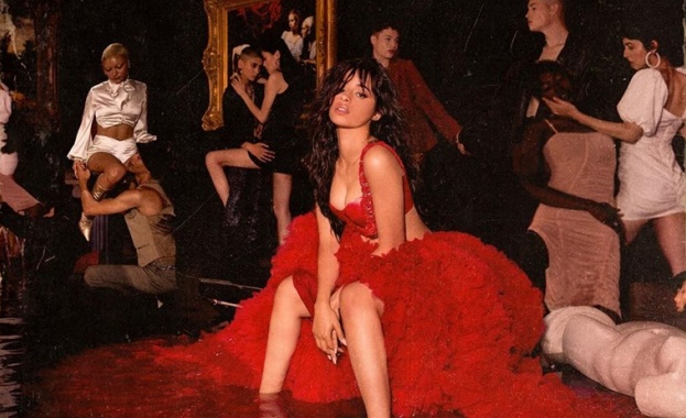 Камила започва музикалната си кариера като част от girl бандата