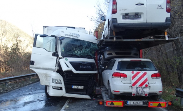 Втори час движението през Кресненското дефиле е спряно заради катастрофа