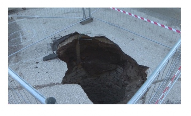 В центъра на Враца пропадна асфалт и разкри водно съоръжение