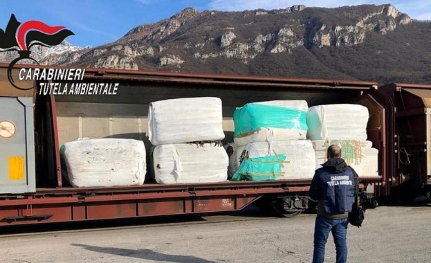 Незаконен товар от 815 тона боклуци за България спряха карабинерите