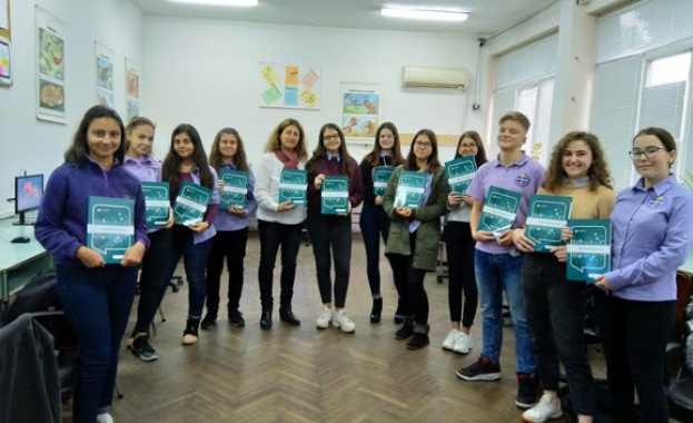 Работата в клас е по утвърдено учебно съдържание на Джуниър