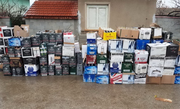 Служители на сектор Противодействие на икономическата престъпност специализирани полицейски сили