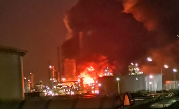 Пожар е избухнал в петролна рафинерия във Франция тази сутрин.