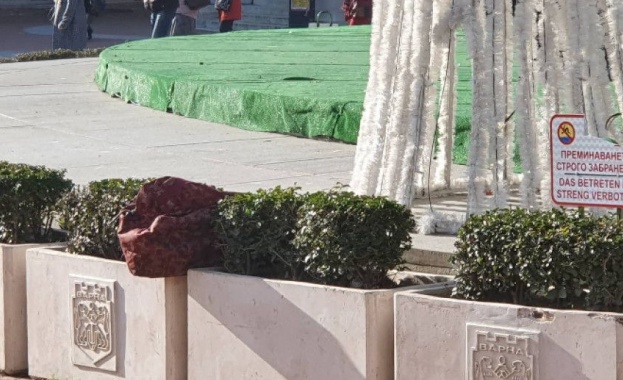 Екип на ДОТИ е взривил сакът намерен безстопанствен на площад