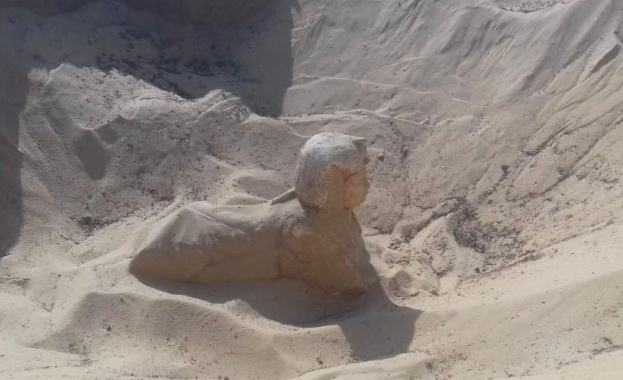 Египетски археолози откриха малка статуя копие на Сфинкса по време