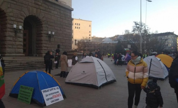 Медицинските сестри вдигнаха палатков лагер пред Министерския съвет Начело с