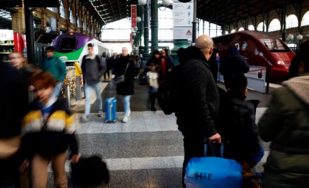 Във Франция 11-и ден продължават блокадите в транспорта заради стачката