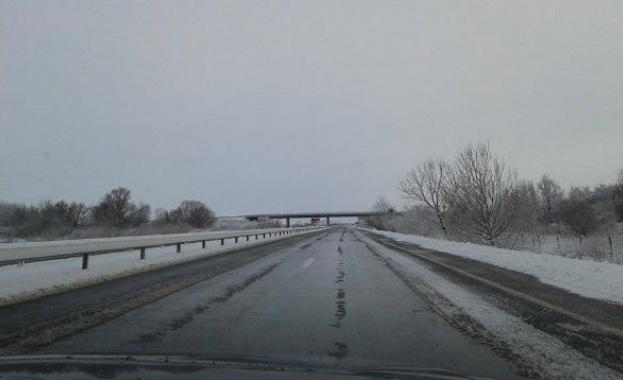 До 16 ч днес движението при км 9 на АМ