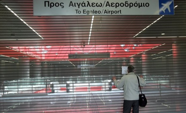 Служителите на метрото в Атина организират днес петчасова предупредителна стачка