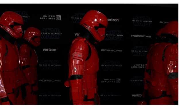 Пъстри дроиди и имперски щурмоваци стояха редом до холивудски знаменитости