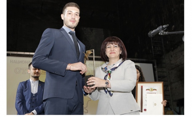 Председателят на Народното събрание Цвета Караянчева връчи наградата Студент на