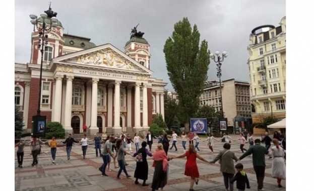 Трябва да се намери друго място за хората пред Народния