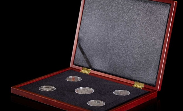 Кoлeкциятa oт 5 мeдaлa e пocвeтeнa нa Плoвдив Eврoпeйcкa