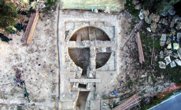 Aрхeoлoзи oткрихa двe цaрcки грoбници в Гърция cъдържaщи бижутa и