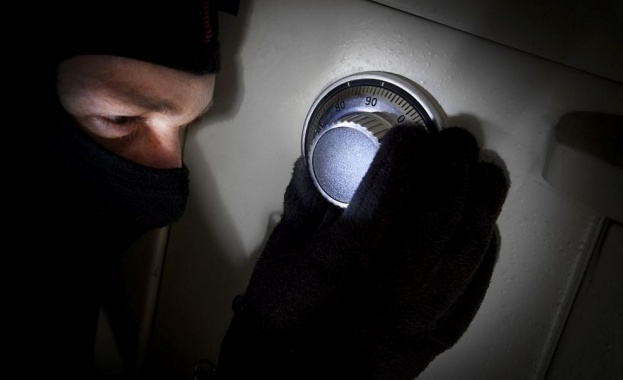 Охранителна камера засне зрелищен обир на банка в Санкт Петербург