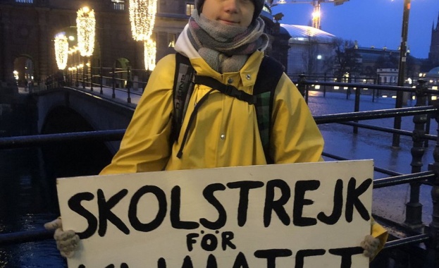 Шведската екоактивистка Грета Тунберг отново излезе на демонстрация пред сградата
