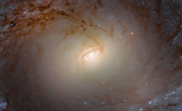 Космическия телескоп Хъбъл направи снимка на центъра на спирална галактика,