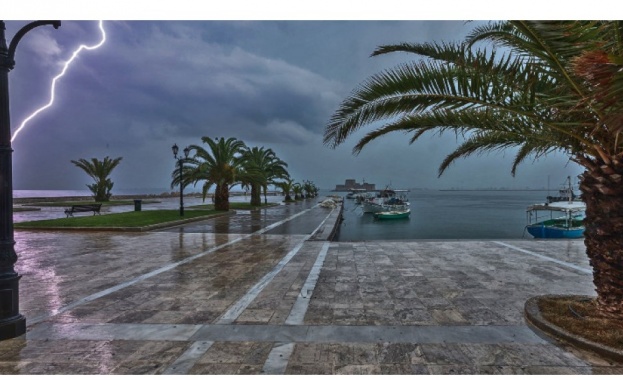 Лошото време застигна и Гърция. Движението на фериботи е спряно