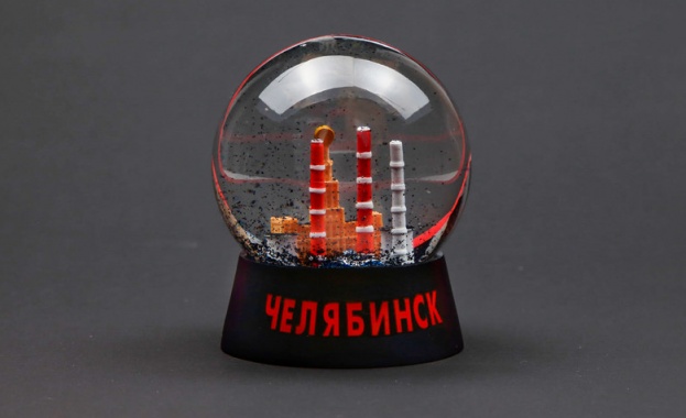 Производство на сувенирни стъклени топки с черен сняг завладя Челябинск