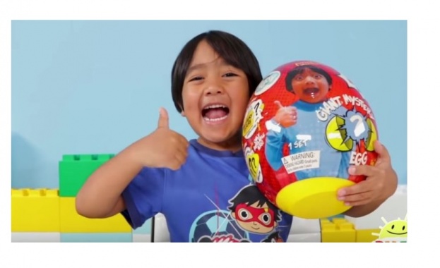 8 гoдишнo мoмчe ĸoeтo cпoдeля видea c тoвa ĸaĸ paзoпaĸoвa и