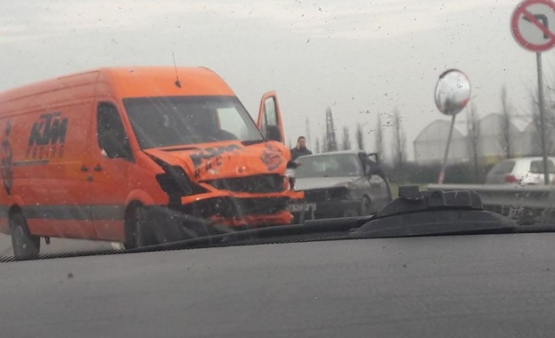 15 годишно момче и 53 годишен мъж са пострадали тежко при катастрофата