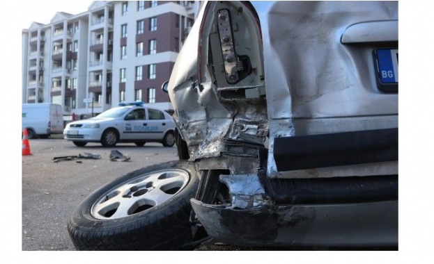 Младежи с БМВ потрошиха 6 автомобила в Пловдив. Сигнал за