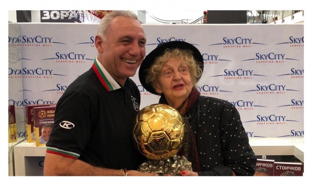 Голямата българска актриса Татяна Лолова поздрави лично Христо Стоичков за