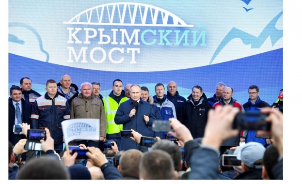 Руският президент Владимир Путин премина Кримския мост с влак по