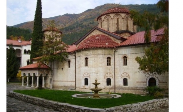 С реставрирани стенописи манастирски работилници и туристически атракции духовните средища