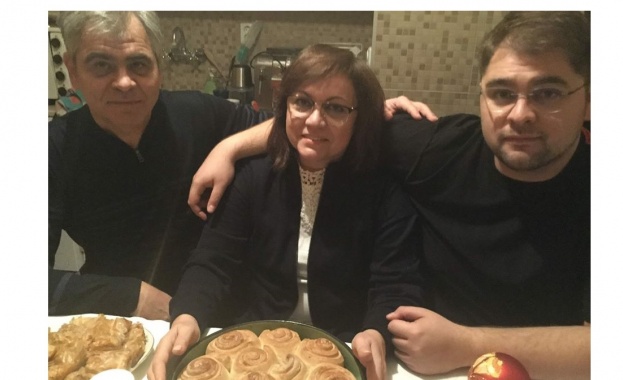 Председателят на БСП Корнелия Нинова омеси коледната питка и показа