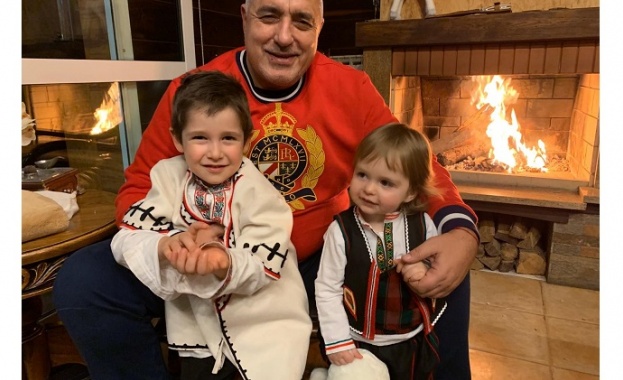 Премиерът Бойко Борисов публикува празнична снимка с двамата си внуци