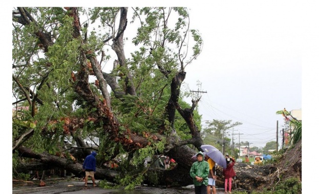 Хиляди жители на Филипините посрещнаха Коледа в евакуационни центрове заради