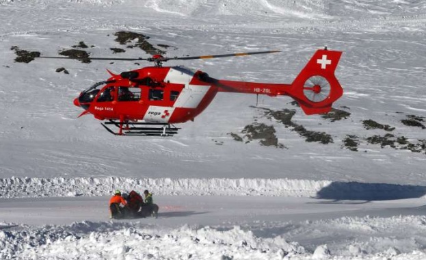 Лавина падна на писта за ски край швейцарския град Андермат.