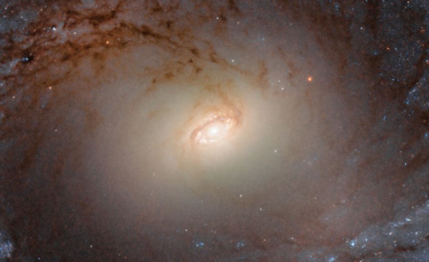 Телескопът „Хъбъл” засне „летяща чиния”