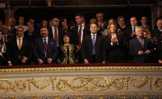 Българската Коледа изглежда хубава инициатива Хора и компании даряват средства