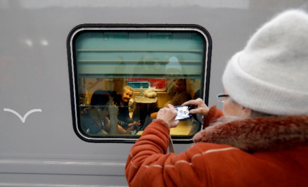 Първият пътнически влак премина вчера рано сутринта през откритото в