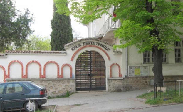 Уникални стенописи в църквата Света Троица в Стара Загора се