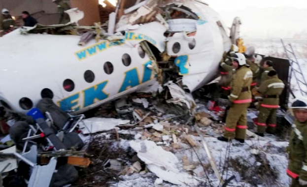 Най малко 14 души са загинали в катастрофа на пътнически самолет